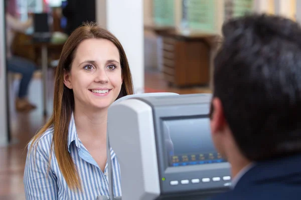 Una Mujer Que Somete Prueba Ocular — Foto de Stock