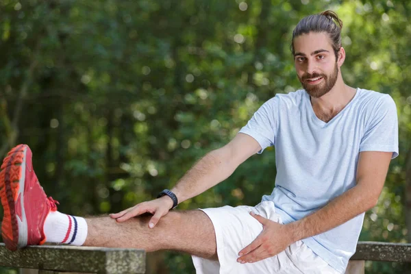 Coureur Masculin Échauffant Dans Forêt — Photo