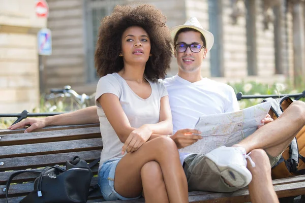 Feliz Joven Pareja Adolescentes Están Sentados Banco — Foto de Stock