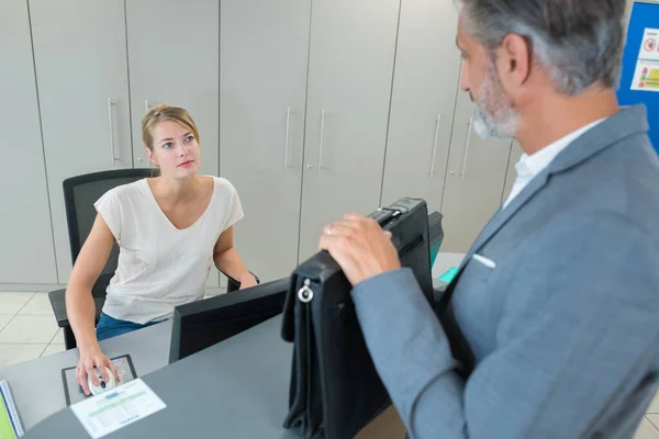 Schöne Geschäftsfrau Und Mann Analysieren Vertrag Amt — Stockfoto