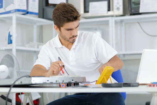 Handsome Electrician Testing Induction Hobs — Stock Photo, Image