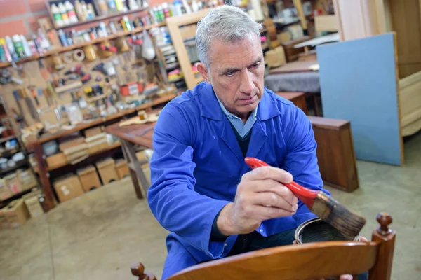 Hombre Mayor Restaurando Una Silla — Foto de Stock