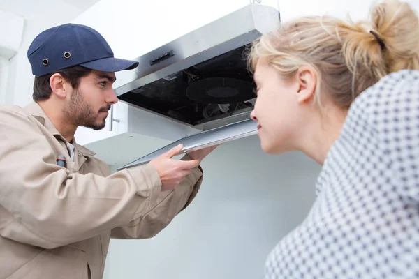 Jongeman Werkt Met Keukenapparatuur — Stockfoto