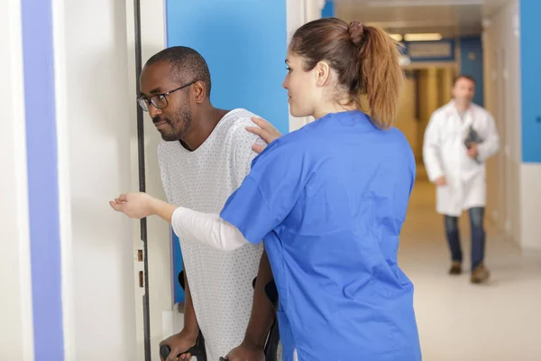 Donna Medico Incoraggiante Paziente Maschile — Foto Stock