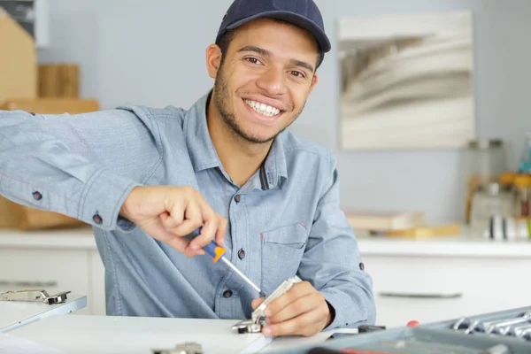 Portrait Jeune Homme Utilisant Tournevis Dans Cuisine — Photo