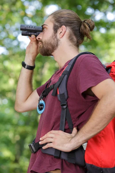 男公園のレンジャーが何かを観察し — ストック写真