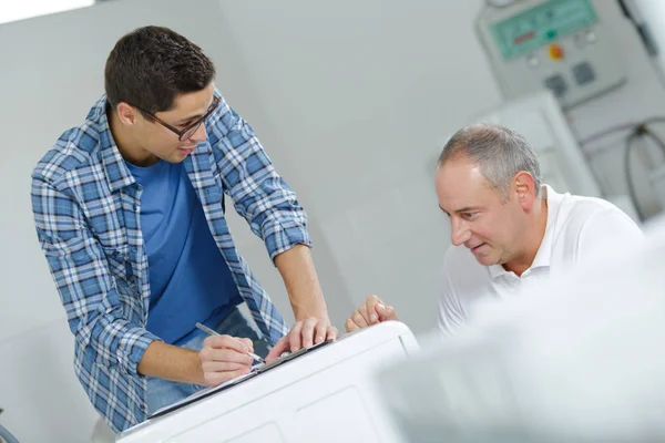 Team Bespreken Voorkant Van Machine — Stockfoto