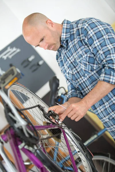 Ein Mann Der Ein Fahrrad Repariert — Stockfoto