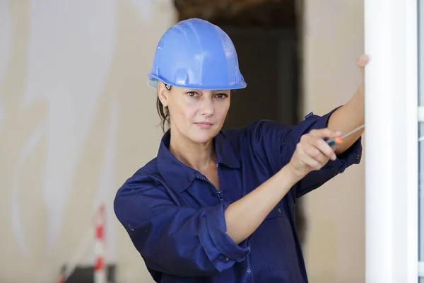 Portrait Woman Using Screwdriver While Fitting Windows — Stock Photo, Image