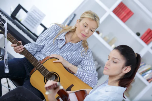 Mulher Aprendendo Tocar Guitarra — Fotografia de Stock