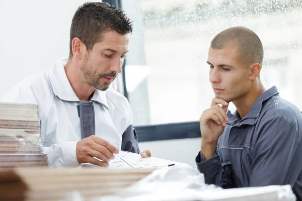 Polier Saß Mit Handwerkslehrling Schreibtisch — Stockfoto