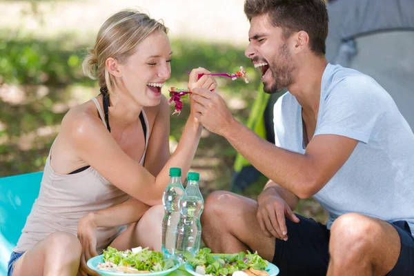 Young Couple Eats Vegetables Outdoors — Stock Photo, Image