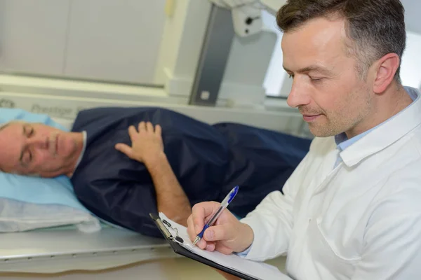 Vieil Homme Couché Dans Lit Hôpital Pendant Que Médecin Prend — Photo