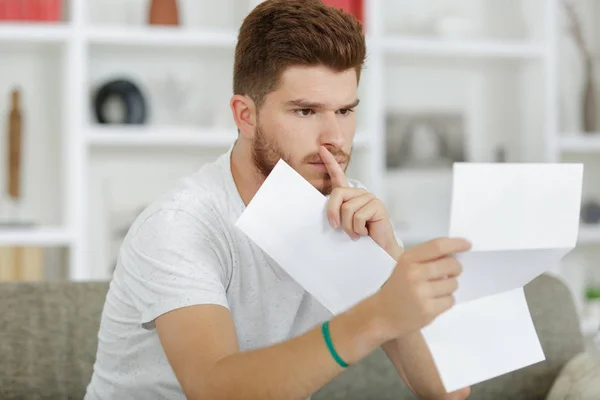 Jonge Man Leest Zijn Post — Stockfoto