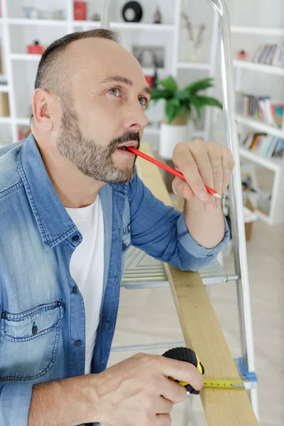 Homem Está Pensando Algo Com Lápis — Fotografia de Stock