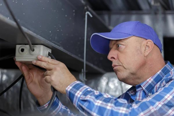 Homme Travaillant Avec Des Câbles Intérieur — Photo