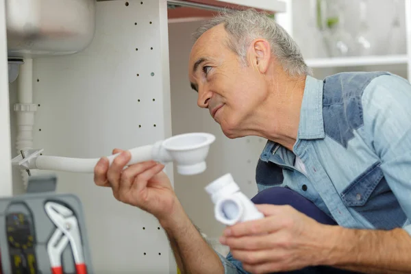 Senior Plumber Fixing Sink Kitchen — Stock Photo, Image