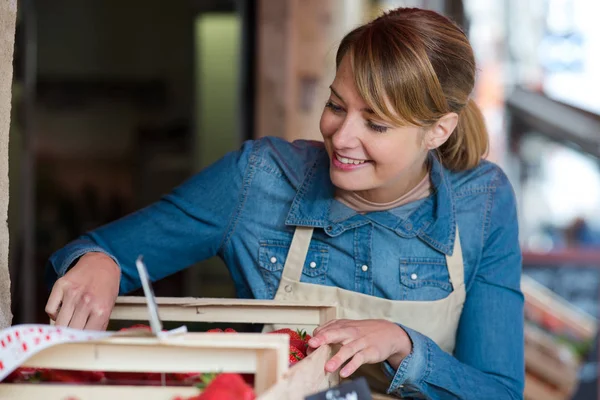 Woman Selling Her Organic Strawberries — Stock Photo, Image