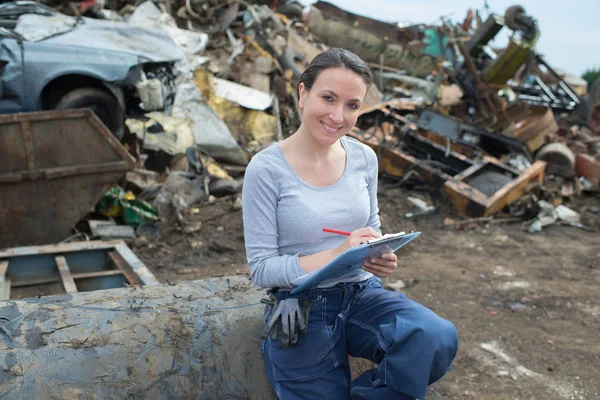废品堆场的女技工 — 图库照片