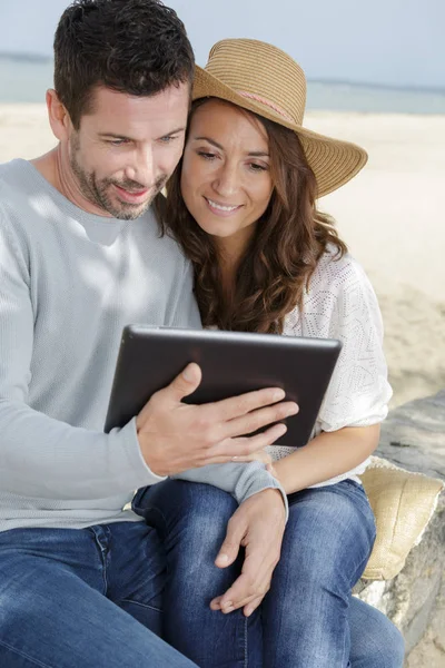 Couple Looking Tablet Seaside — Stock Photo, Image