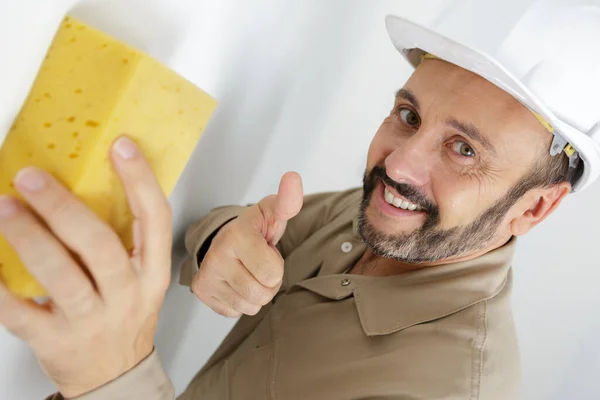 Hombre Lavando Una Pared Blanca — Foto de Stock