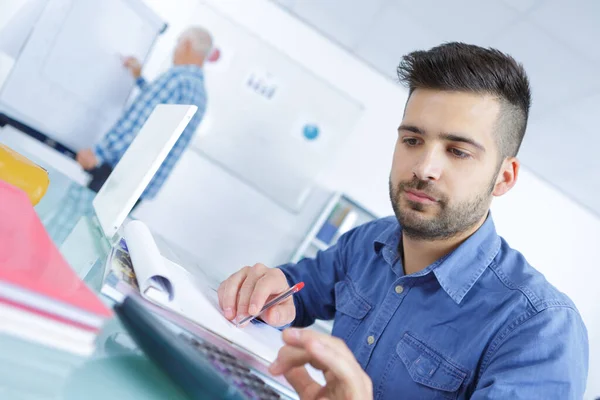 Studente Con Taccuino Calcolatrice Scuola — Foto Stock