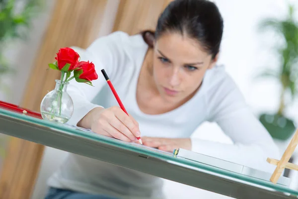 Artista Femminile Che Disegna Quadri Nel Suo Laboratorio — Foto Stock