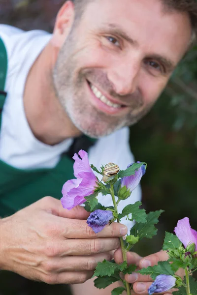 Šťastný Zahradník Při Pohledu Kamery — Stock fotografie
