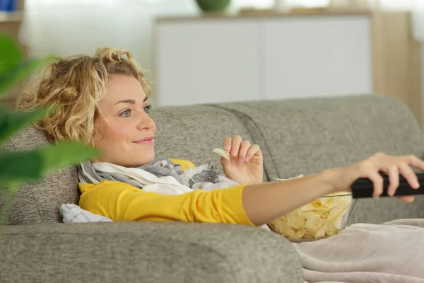 Mujer Comiendo Patatas Fritas Sofá — Foto de Stock