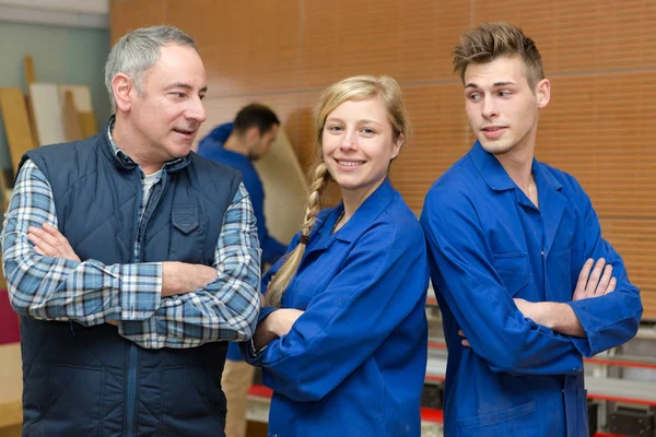 Grupp Lärlingar Det Övergripande Poserande — Stockfoto