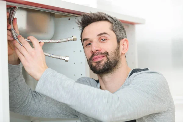 Knappe Loodgieter Ter Vervanging Van Kraan Keuken — Stockfoto