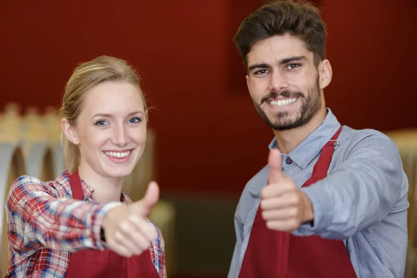 Ett Par Vinarbetare Som Visar Tummen Upp — Stockfoto