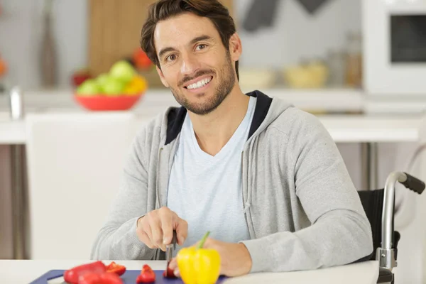 Bel Homme Fauteuil Roulant Hacher Des Légumes — Photo