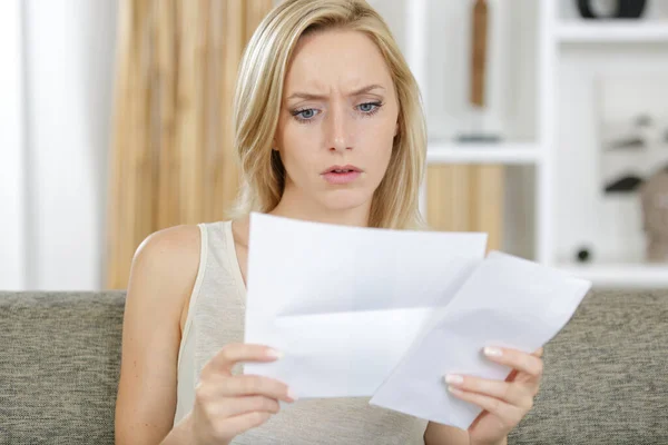 Frau Liest Brief Mit Besorgtem Gesichtsausdruck — Stockfoto