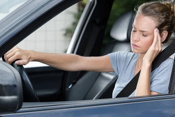 Exausto Sobrecarregado Motorista Sexo Feminino Sente Sonolento Cansado — Fotografia de Stock