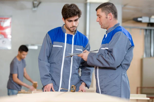 Professor Carpintaria Dando Conselhos Para Aprendiz — Fotografia de Stock