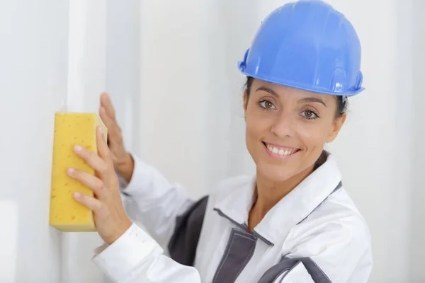 Construtor Feminino Usando Esponja Parede — Fotografia de Stock
