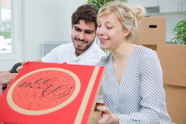 Couple Moving House Eating Pizza — Stock Photo, Image
