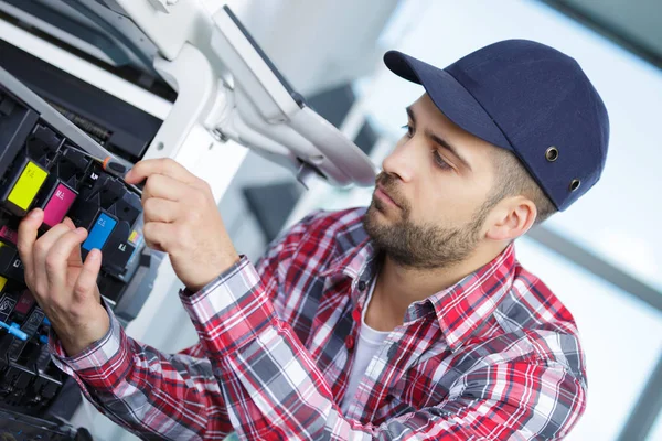 Homem Que Fixa Cartucho Máquina Fotocópia Escritório — Fotografia de Stock