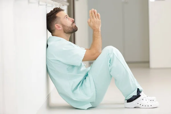 Pohledný Chirurg Lékař Muž Modlí Rukama Sebe — Stock fotografie