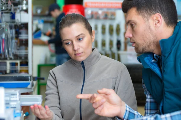 Verkoopassistent Helpt Klant Magazijn Winkel — Stockfoto