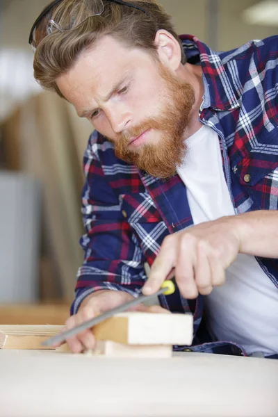 Giovane Uomo Levigatura Piccolo Pezzo Legno — Foto Stock