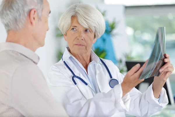 Médecin Avec Patient Regardant Les Rayons Dans Bureau — Photo