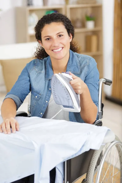 Mujer Silla Ruedas Planchado Casa —  Fotos de Stock