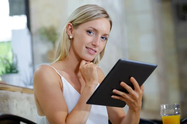 Picture Woman Holding Tablet Restaurant — Stock Photo, Image