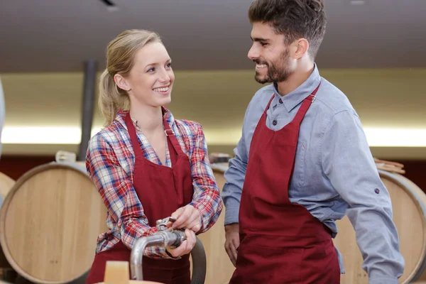 Uomo Donna Nel Vino Nella Sezione Invecchiamento Della Fabbrica — Foto Stock