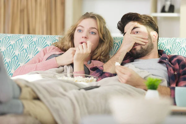 Verängstigtes Paar Mit Popcorn Schaut Gemeinsam Film — Stockfoto
