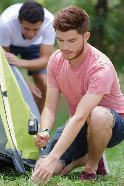 Giovane Che Installa Tenda Campeggio Viaggio Campeggio — Foto Stock