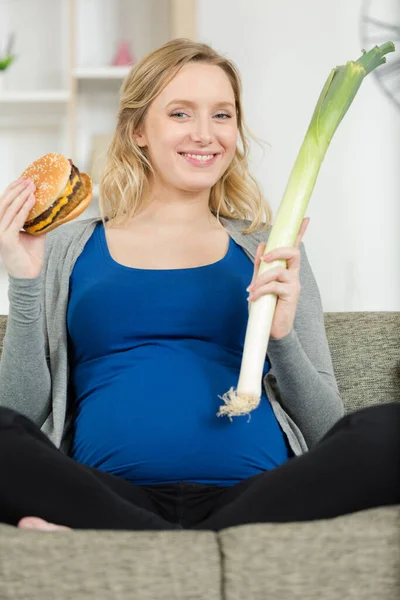 Mujer Embarazada Con Hamburguesa Verduras — Foto de Stock