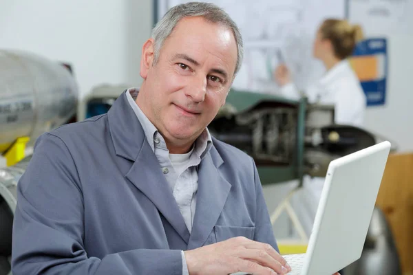 Porträt Eines Lächelnden Mannes Der Werkstatt — Stockfoto